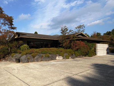 きたの風茶寮：地上２階建、数寄屋造の純和風な佇まい。