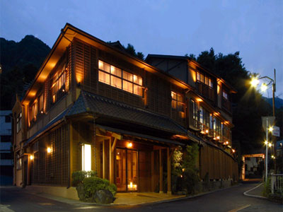 夕景に写る彌榮館外観