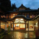 箱根小涌谷温泉 三河屋旅館：歴史ある重厚な造りの玄関