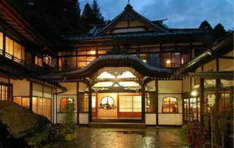 箱根小涌谷温泉 三河屋旅館：歴史ある重厚な造りの玄関