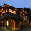 夕景に写る彌榮館外観