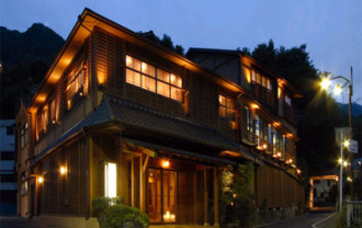 夕景に写る彌榮館外観